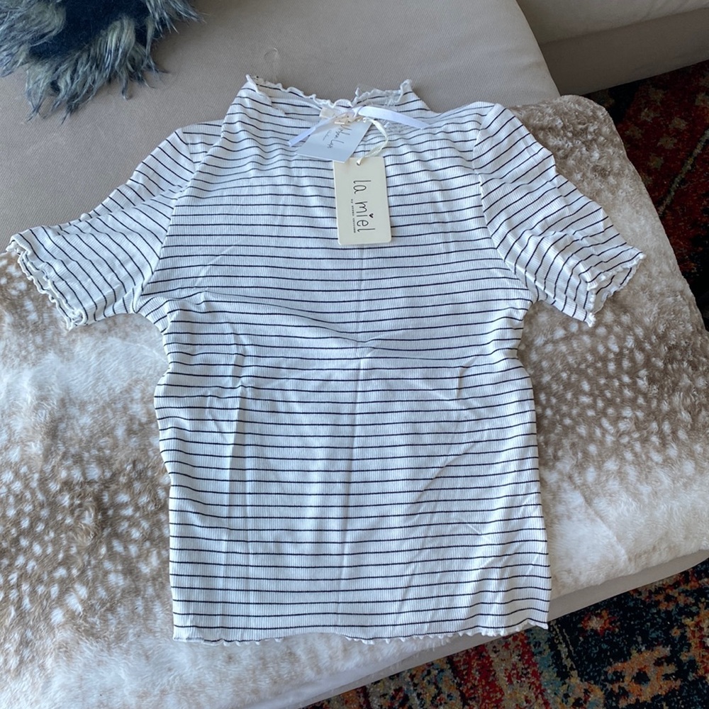 Ribbed, stripped, lettuce bib top